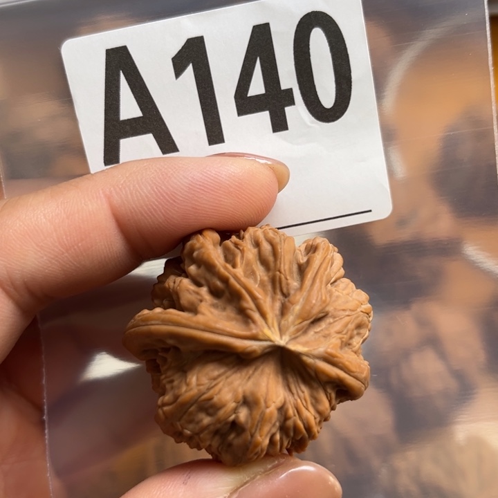 天***雨文玩核桃吊坠白狮子 黄尖