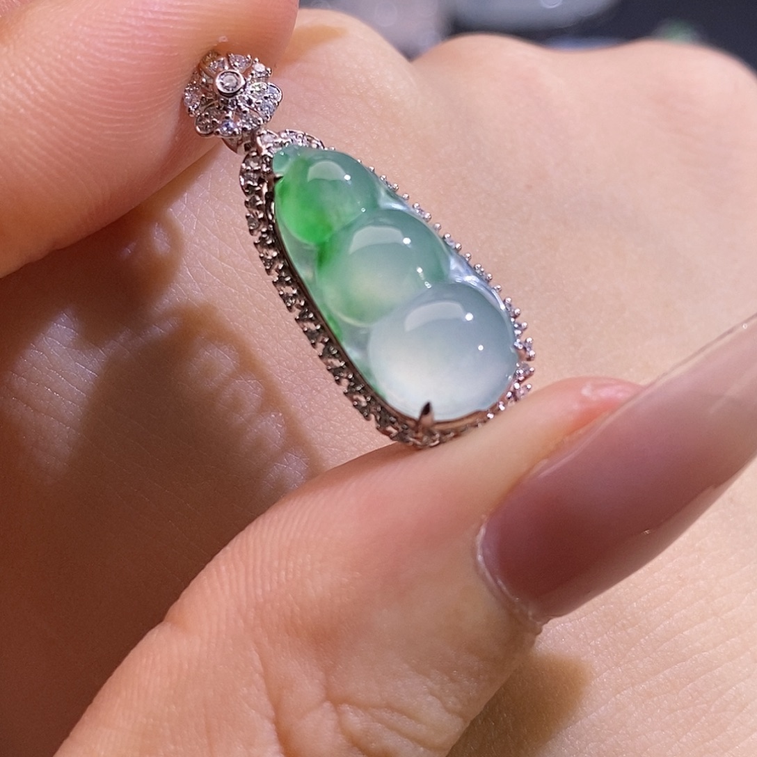 翡翠未镶嵌颈饰豆子