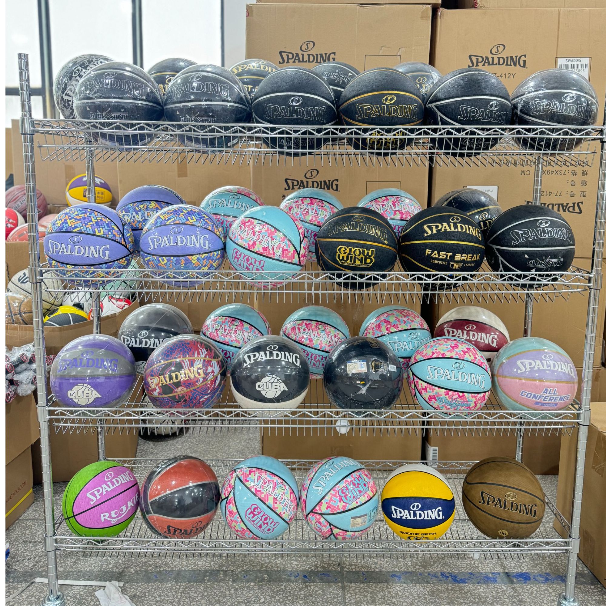 Q斯伯丁主播直播展示篮球新球