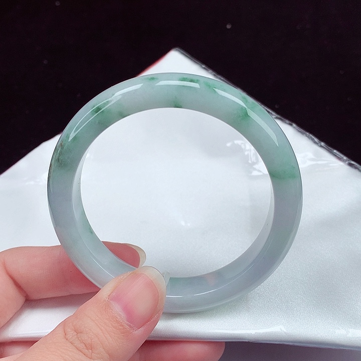翡翠手镯未镶嵌翡翠