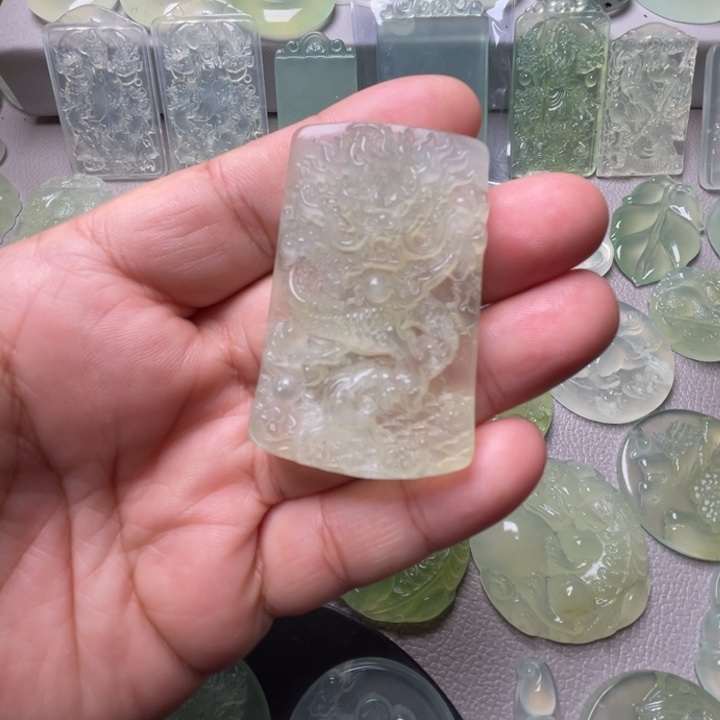 岫玉未镶嵌吊坠(赠链)