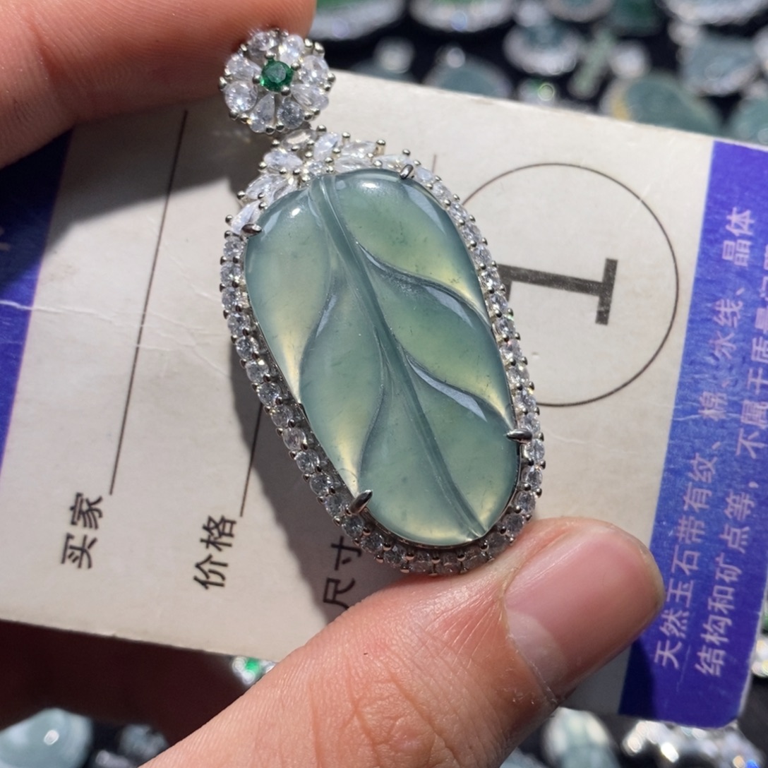 迪***巴翡翠未镶嵌颈饰翡翠