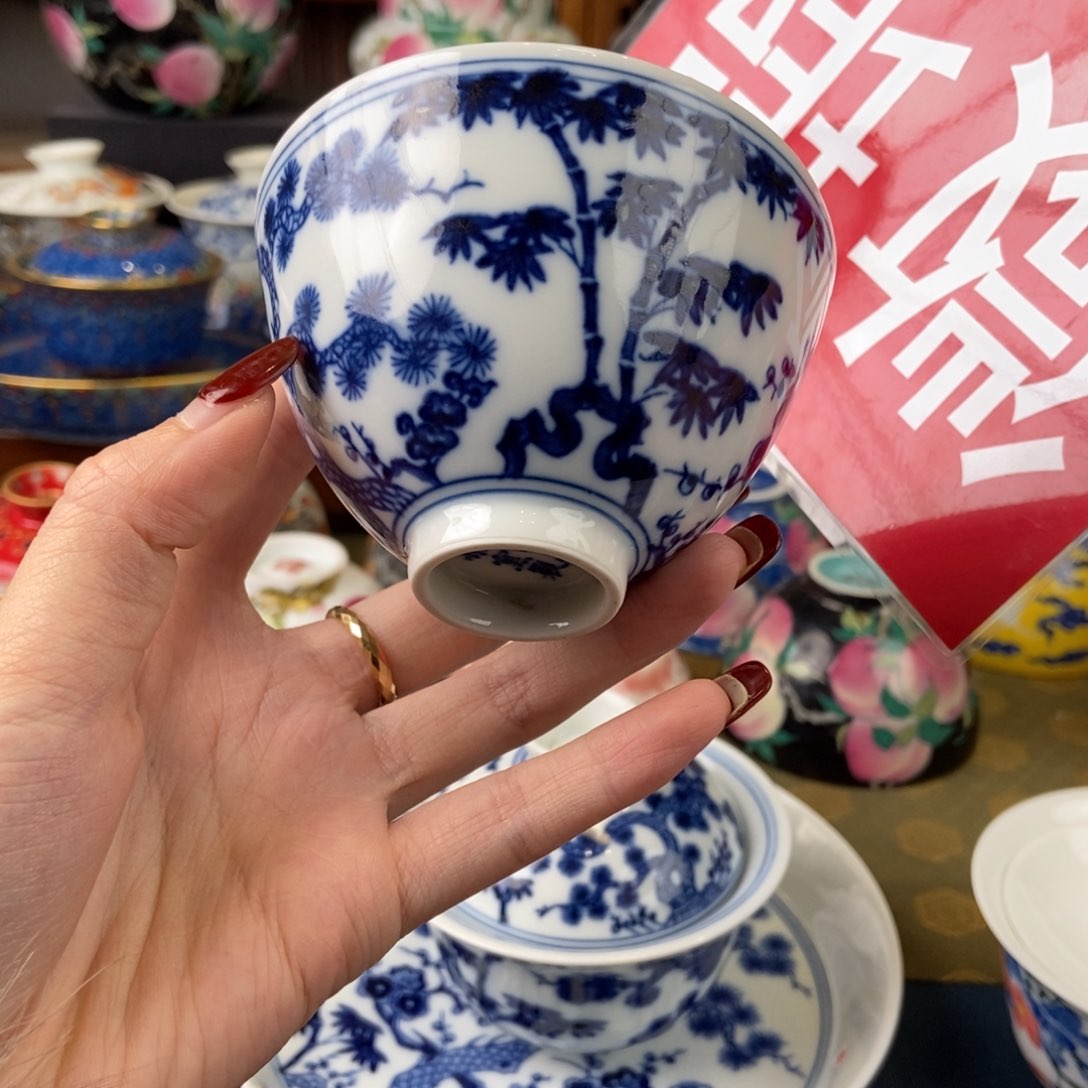 陶瓷艺术家的作品是一个