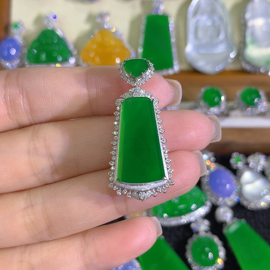 翡翠18K金镶嵌颈饰无事牌