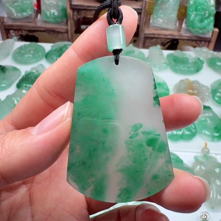 颈饰未镶嵌石英质玉