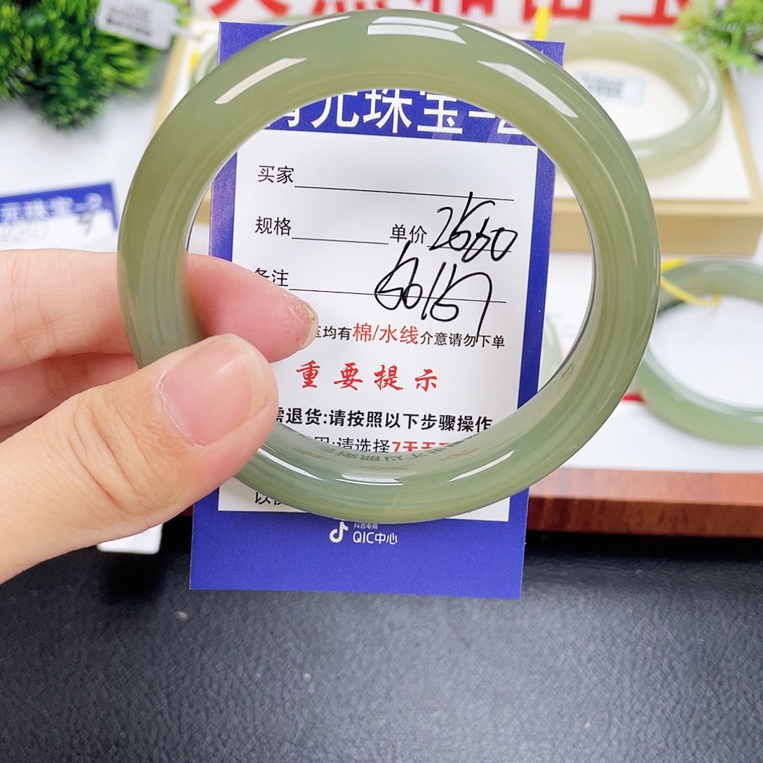 和田玉手镯未镶嵌