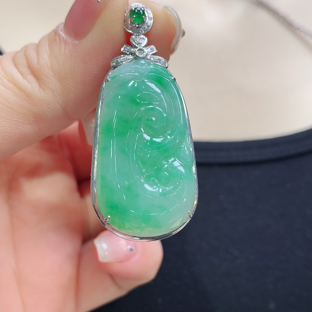 翡翠颈饰18K金镶嵌如意