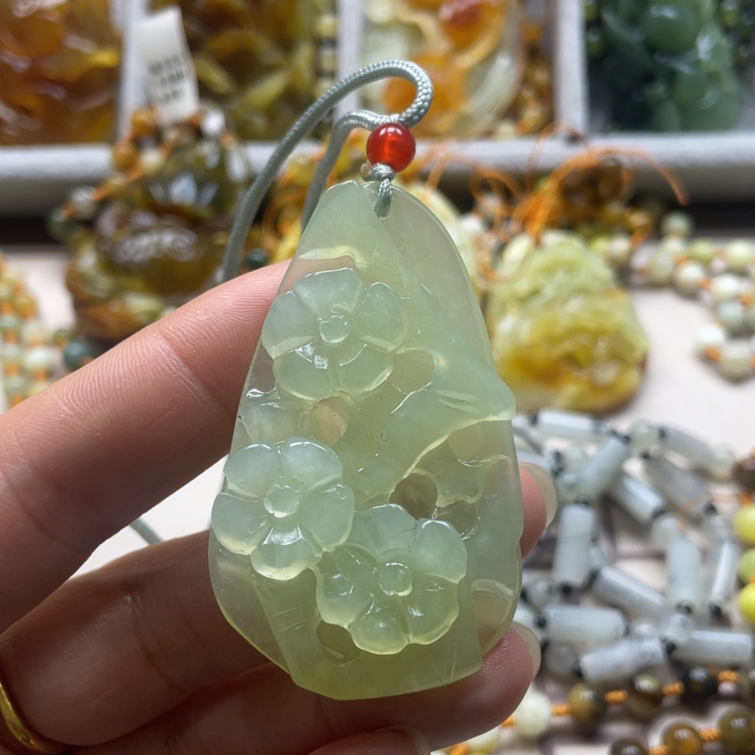 蛇纹石玉颈饰未镶嵌