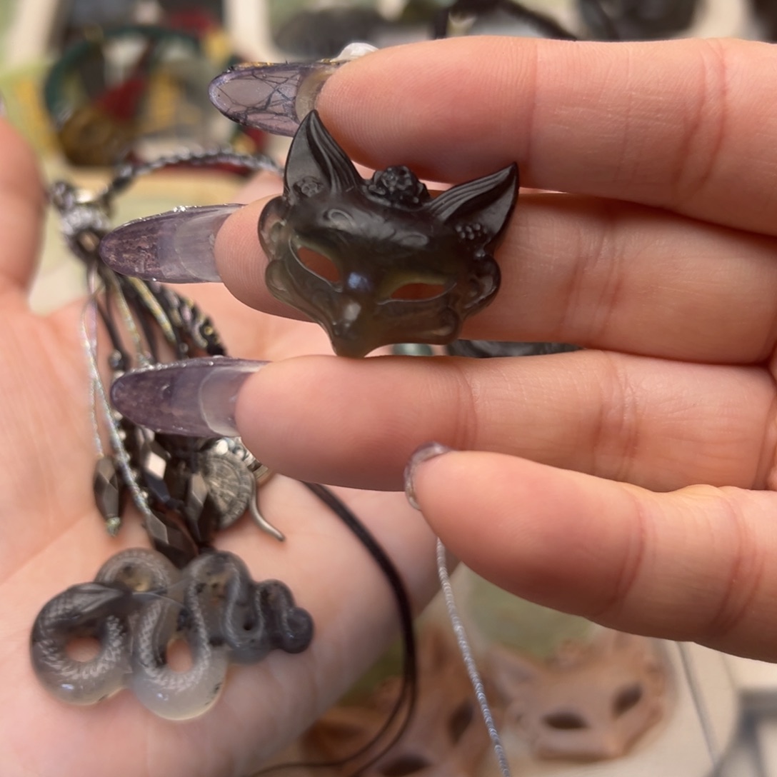 蛇纹石玉颈饰合金