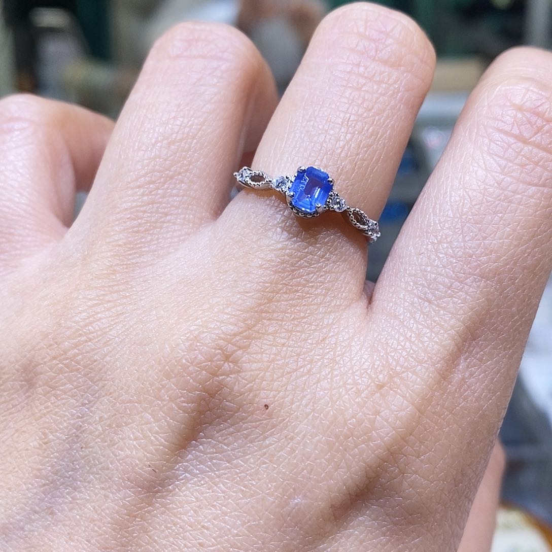 蓝宝石戒指银S925镶嵌天然蓝宝石戒指