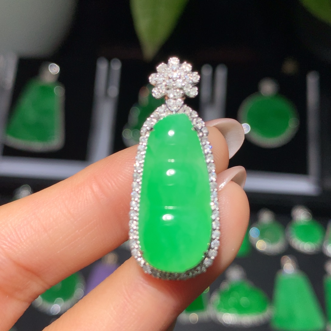 翡翠18K金镶嵌颈饰翡翠