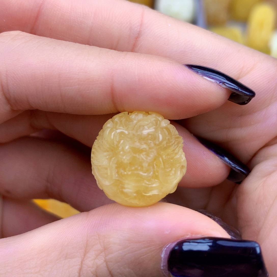 花***进琥珀未镶嵌裸石18