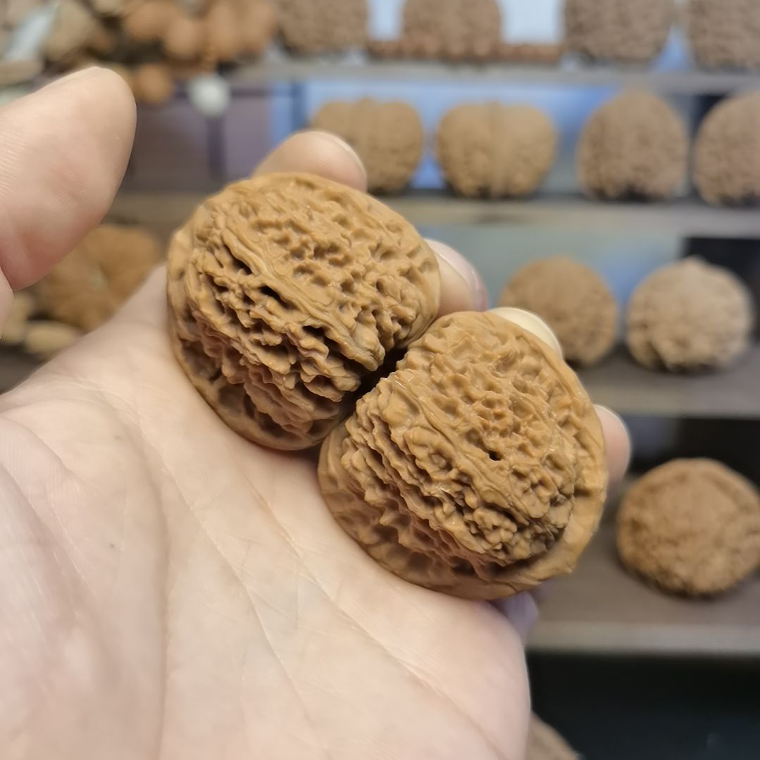 文玩核桃把件40全品三角疆