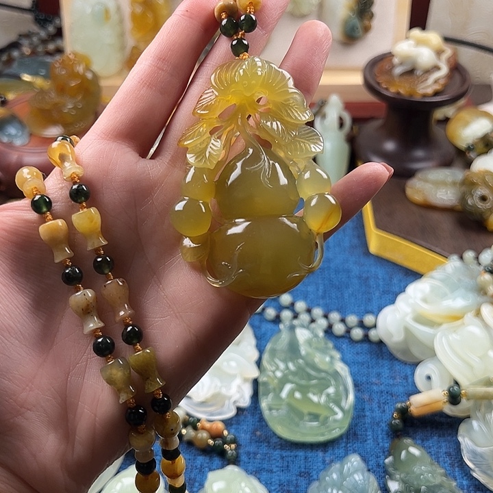 @***己蛇纹石玉合金颈饰