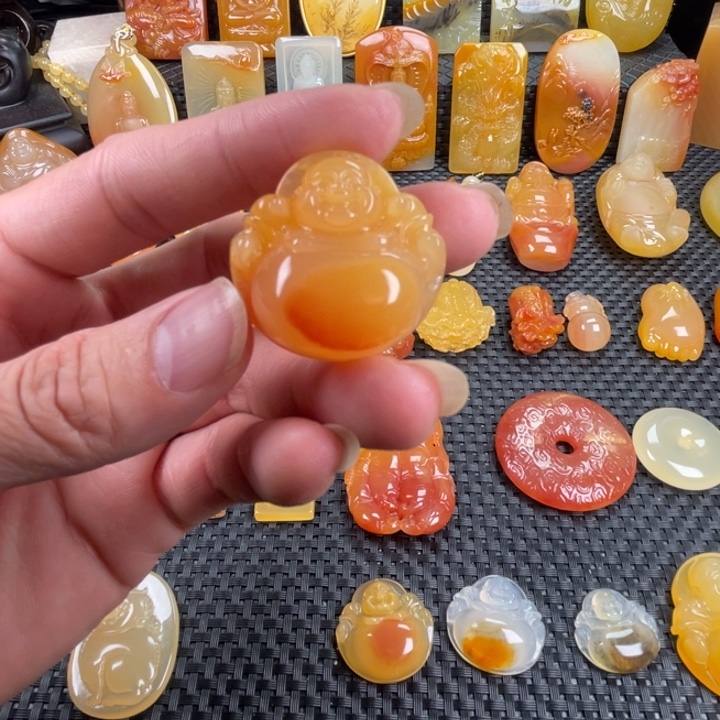 7***子石英质玉（黄龙玉）未镶嵌颈饰