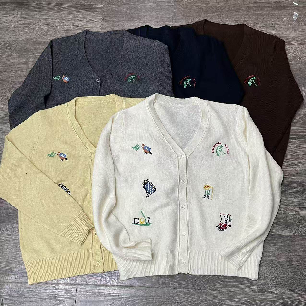 TING GE 冬季福利款V领长袖公仔绣花针织毛衣开衫 12383