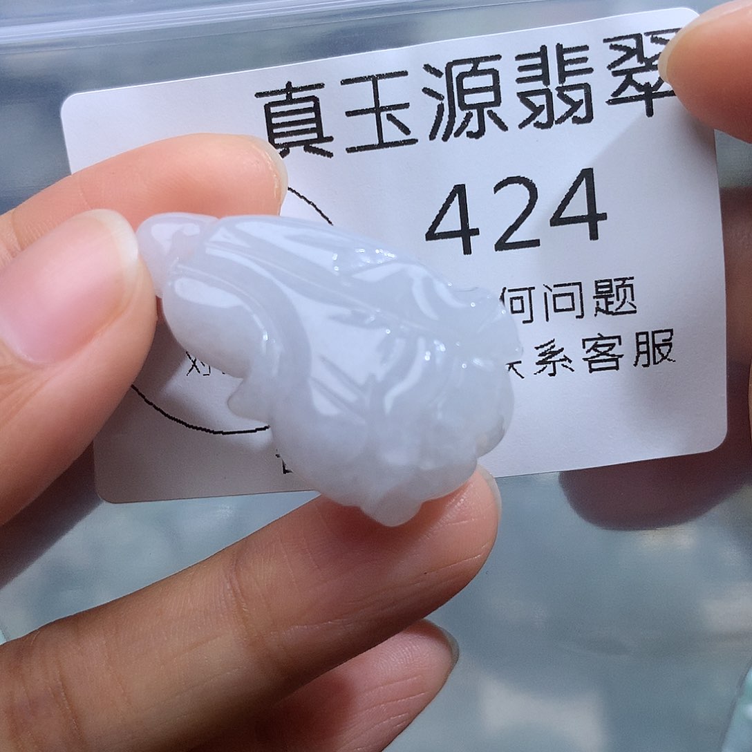 翡翠未镶嵌颈饰424。