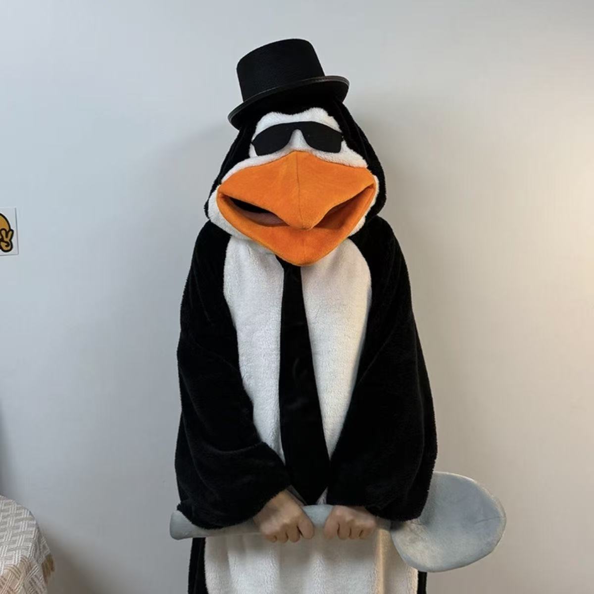 恶俗企鹅睡衣抽象表情包保暖神器人偶服毛绒玩偶送男女朋友礼物