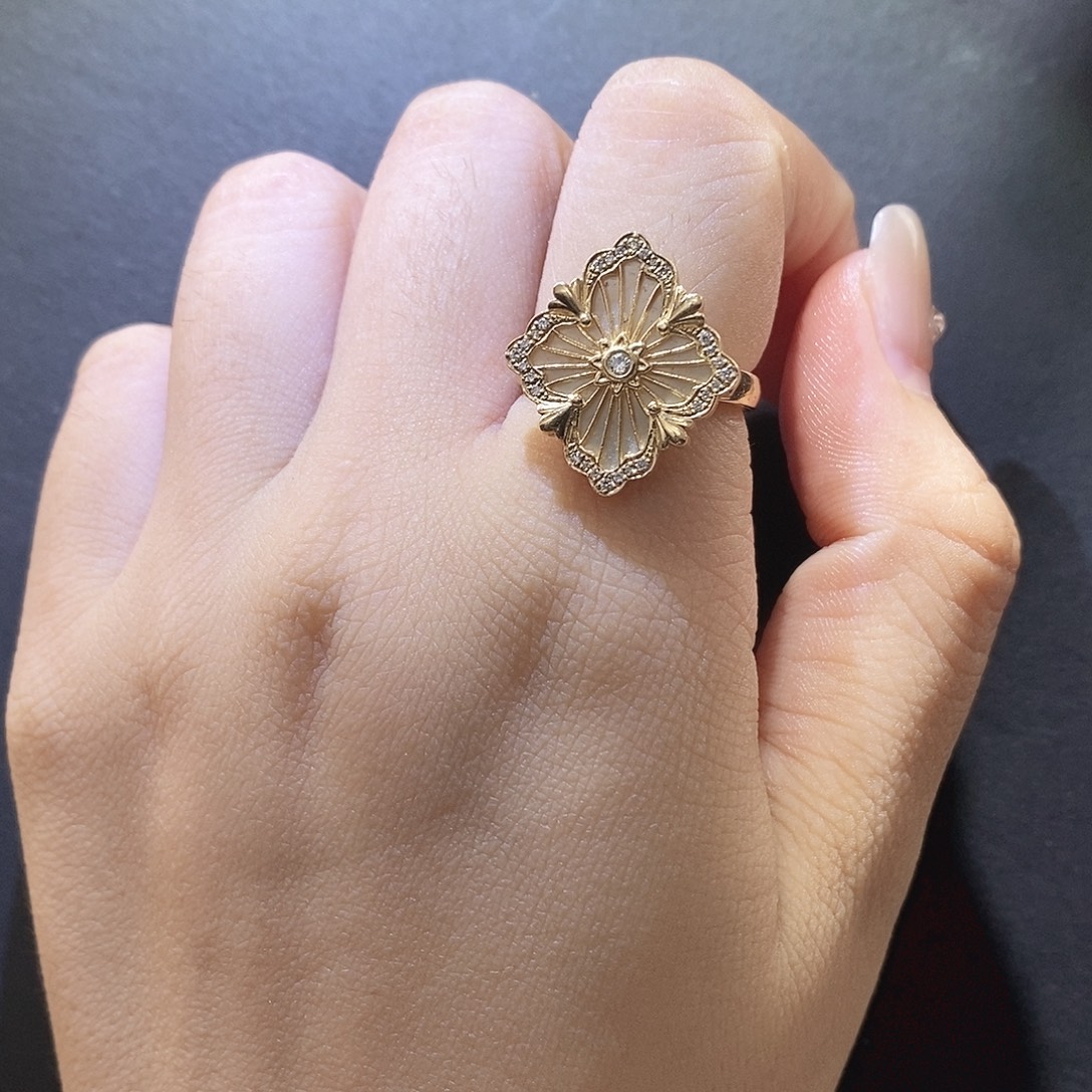 18K金镶嵌戒指/指环钻石k金 歌剧院白贝戒指