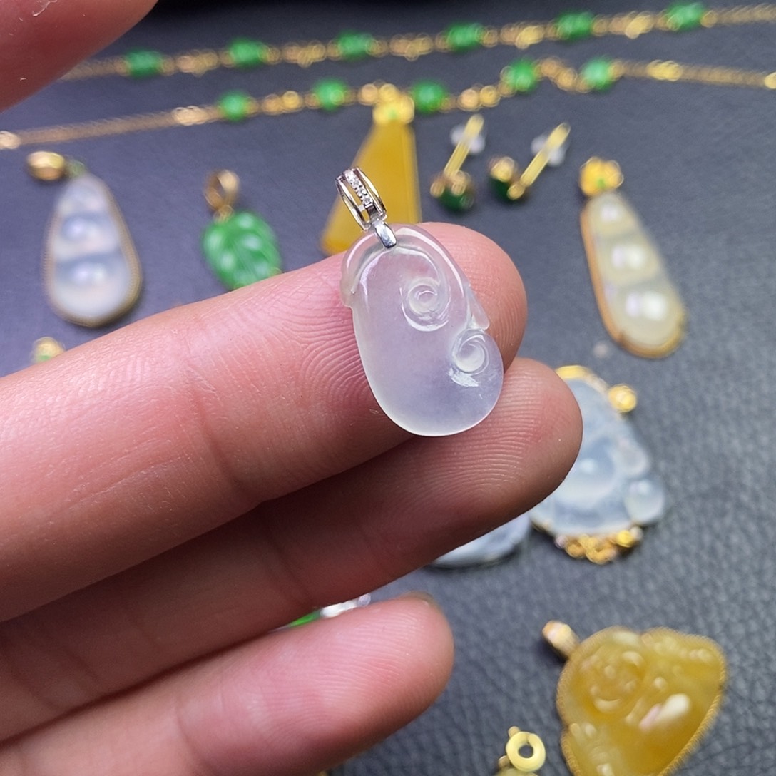 颈饰18K金镶嵌翡翠