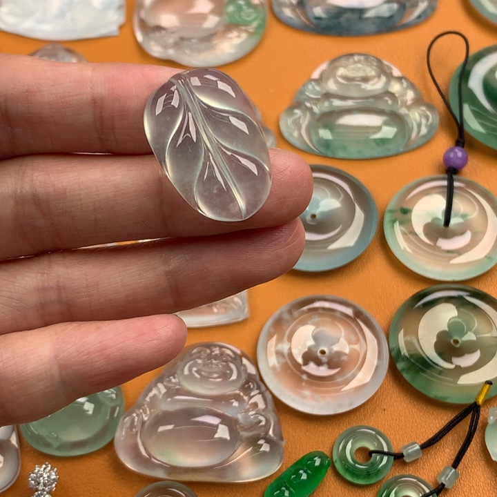 翡翠挂件未镶嵌…..