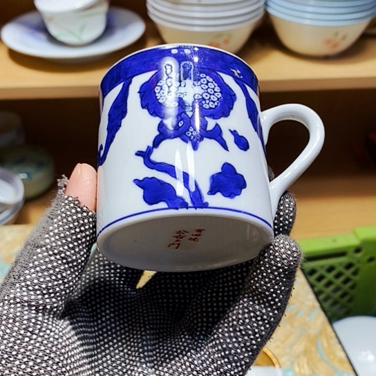 瓷片鑫年快乐。万事如意