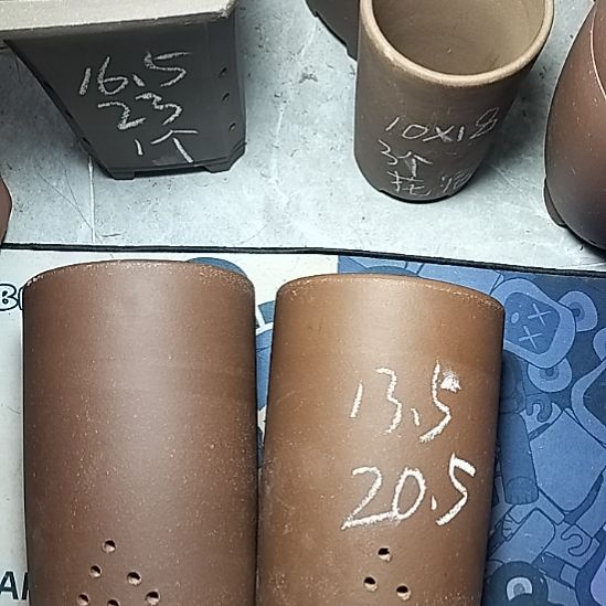 大笔筒两个紫砂花盆