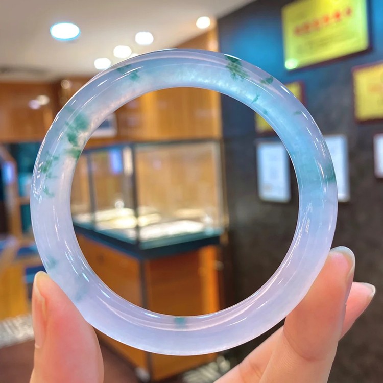 苏苏   时尚女王冰透女款精致手镯美人