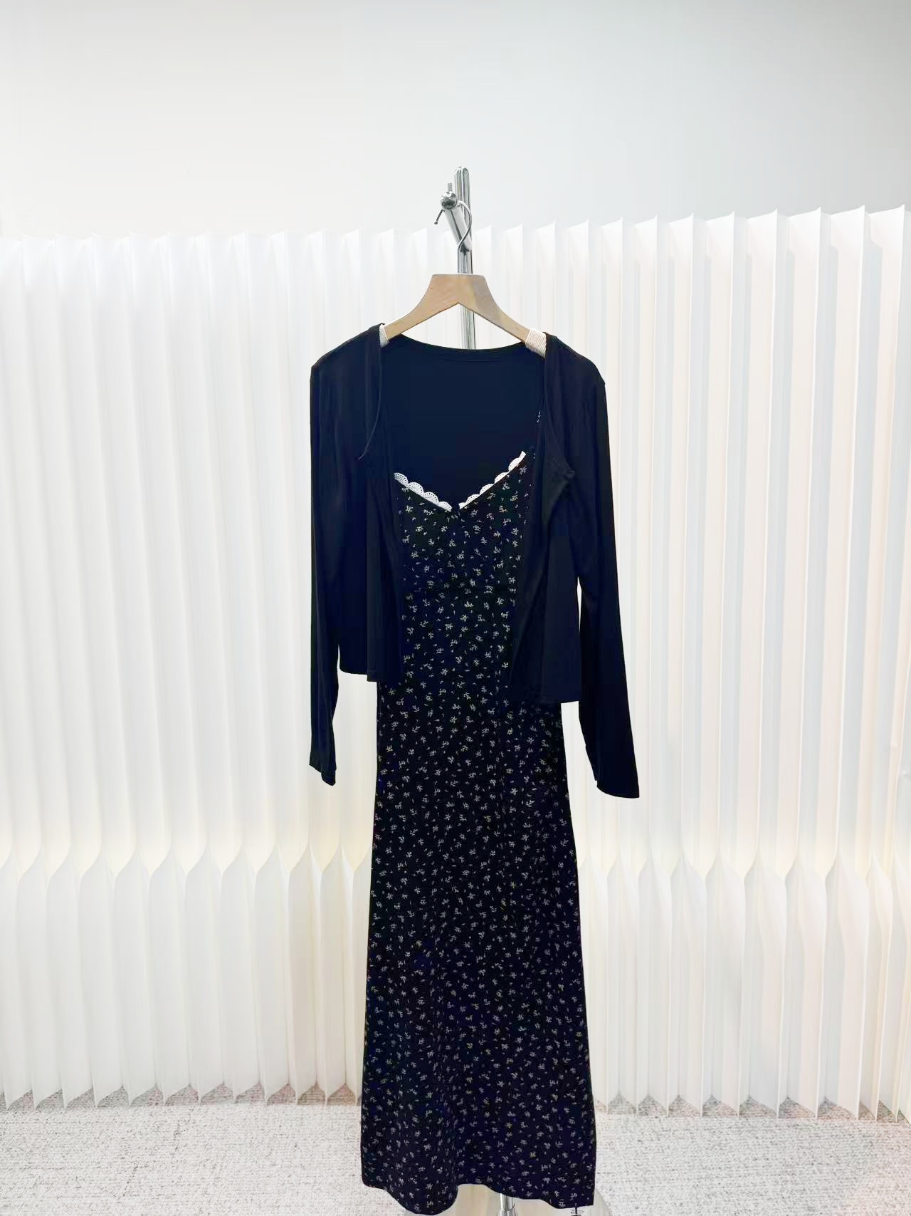 NICE圈圈、高级感胸垫一体碎花拼蕾丝边连衣裙+黑色开衫两件套A212