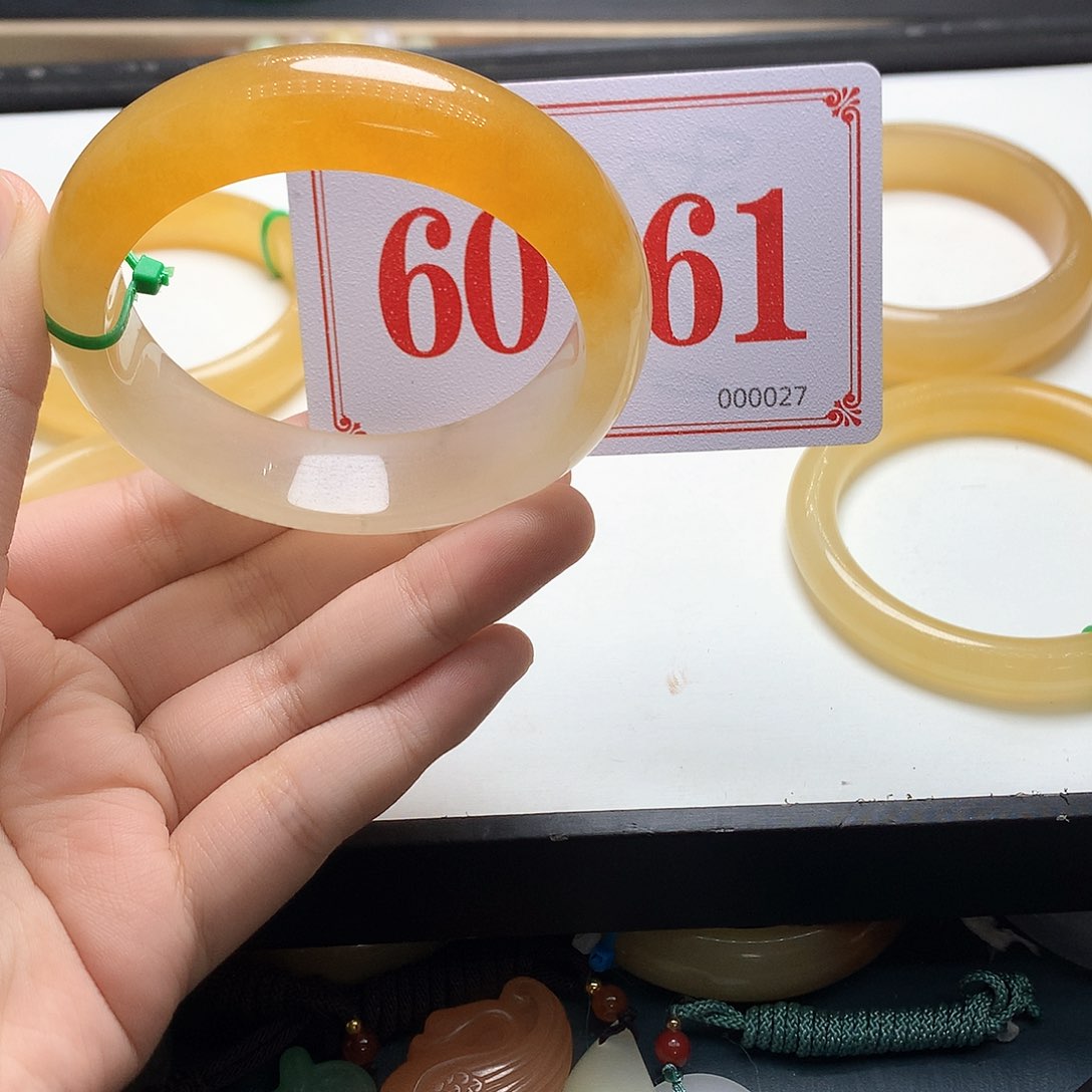 未镶嵌石英质玉（黄龙玉）手镯