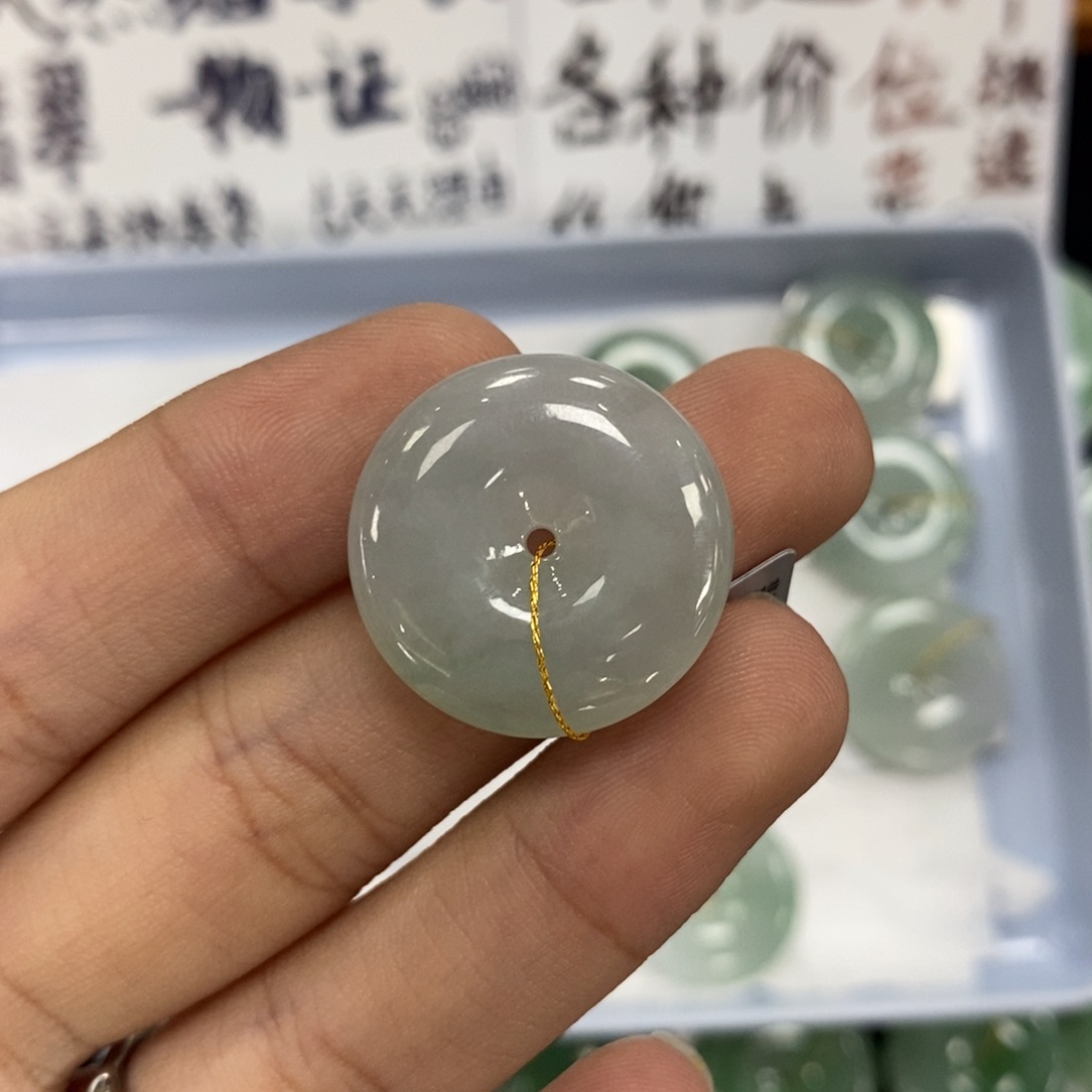 翡翠未镶嵌颈饰平安