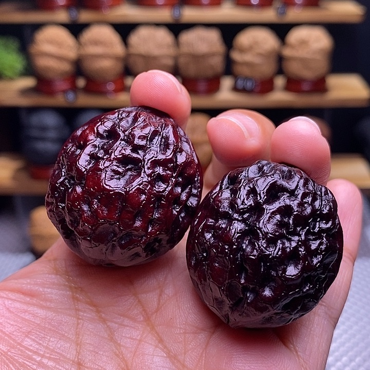 文玩核桃把件石班虎23尖磕碰