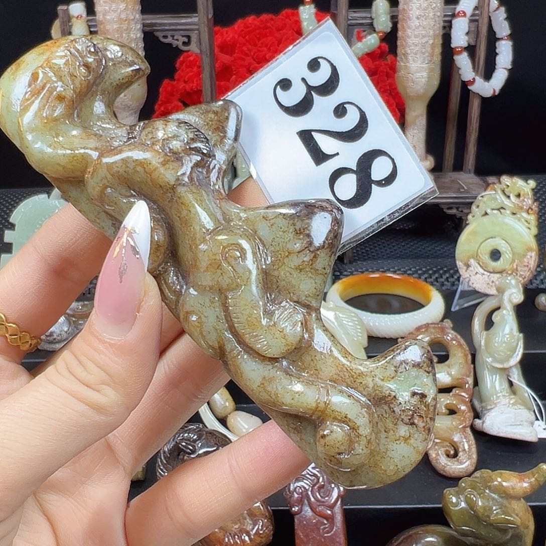 雨***路和田玉未镶嵌挂件