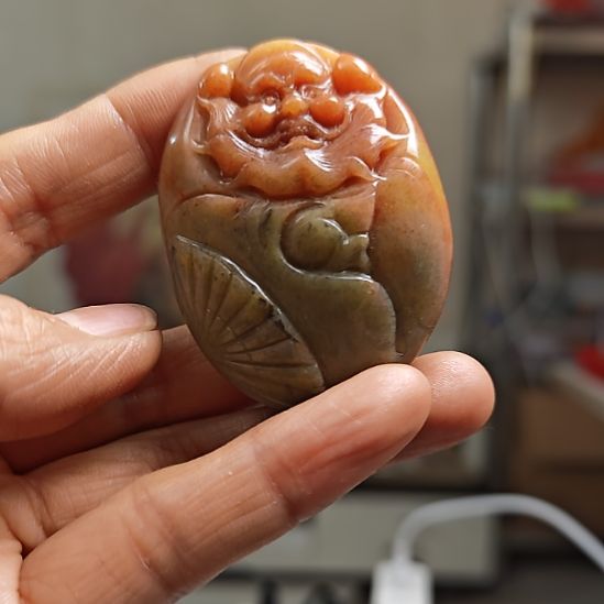 颈饰未镶嵌石英质玉斓*