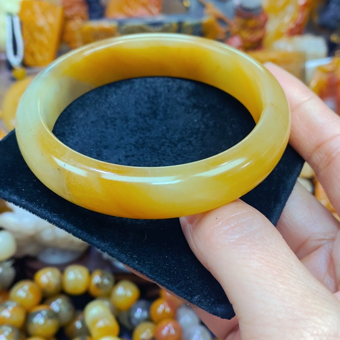 未镶嵌石英质玉（黄龙玉）颈饰