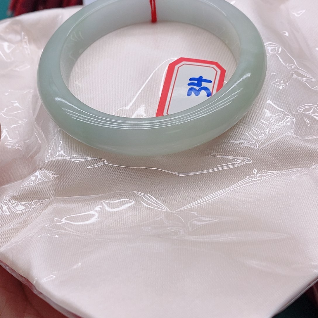 翡翠手镯未镶嵌云*吖34444444444