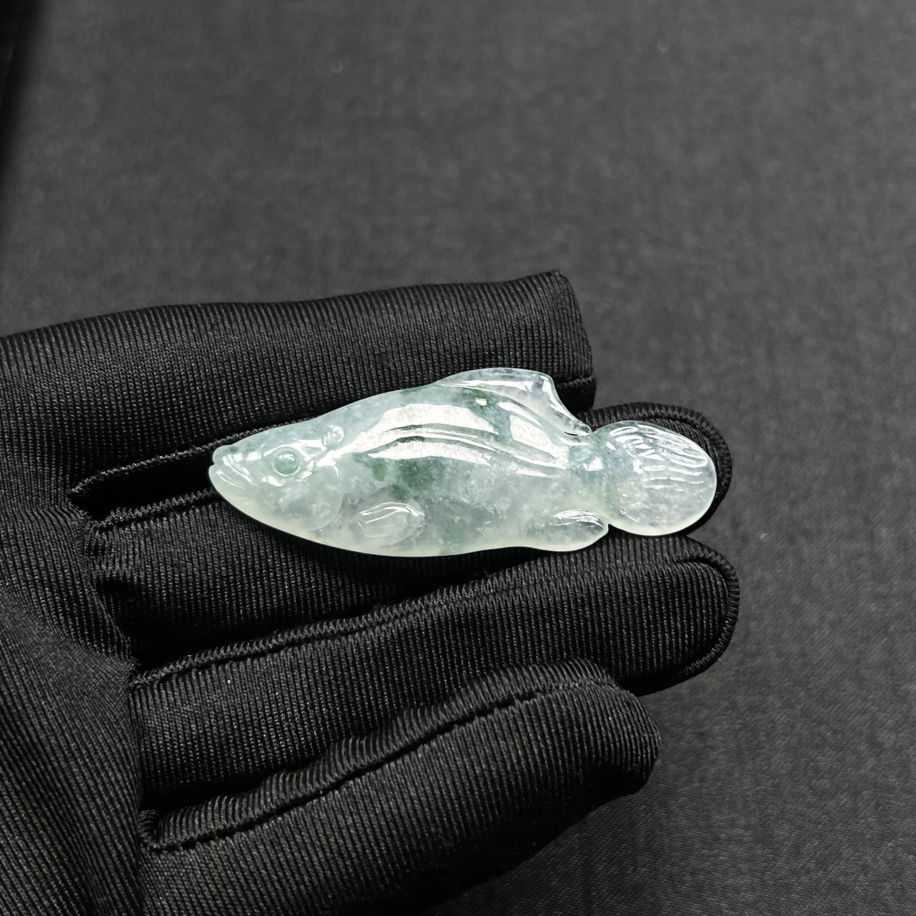 缅甸A货翡翠冰种飘花年年有鱼吊坠55.7*20.7*4.9mm