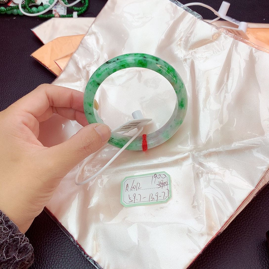 翡翠手镯未镶嵌翡翠