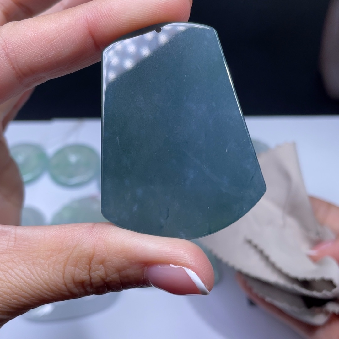 翡翠颈饰未镶嵌无事