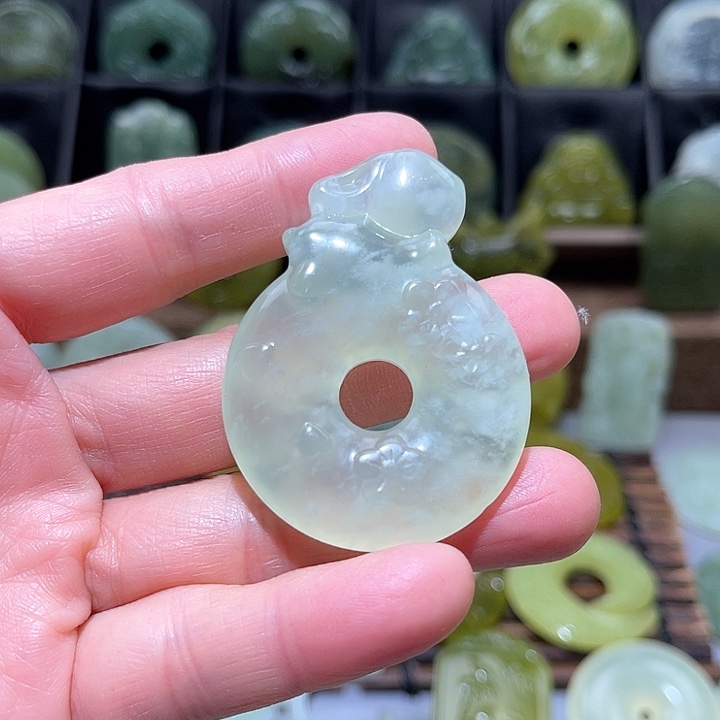 岫玉未镶嵌吊坠(赠链)