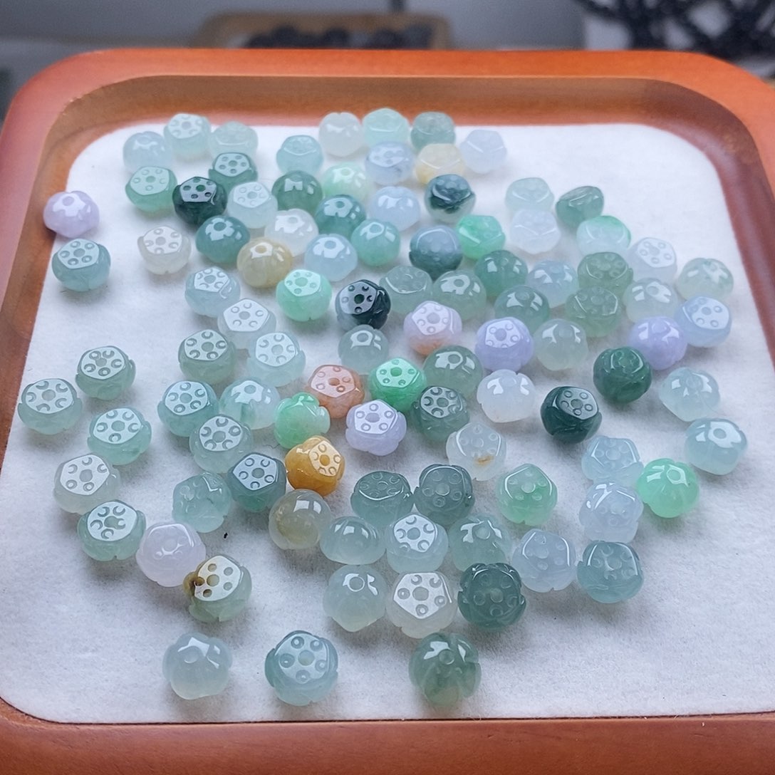 翡翠颈饰未镶嵌莲花珠1个