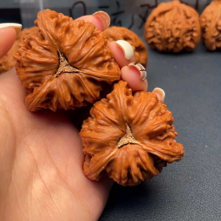 蛤***蟆文玩核桃吊坠白狮子