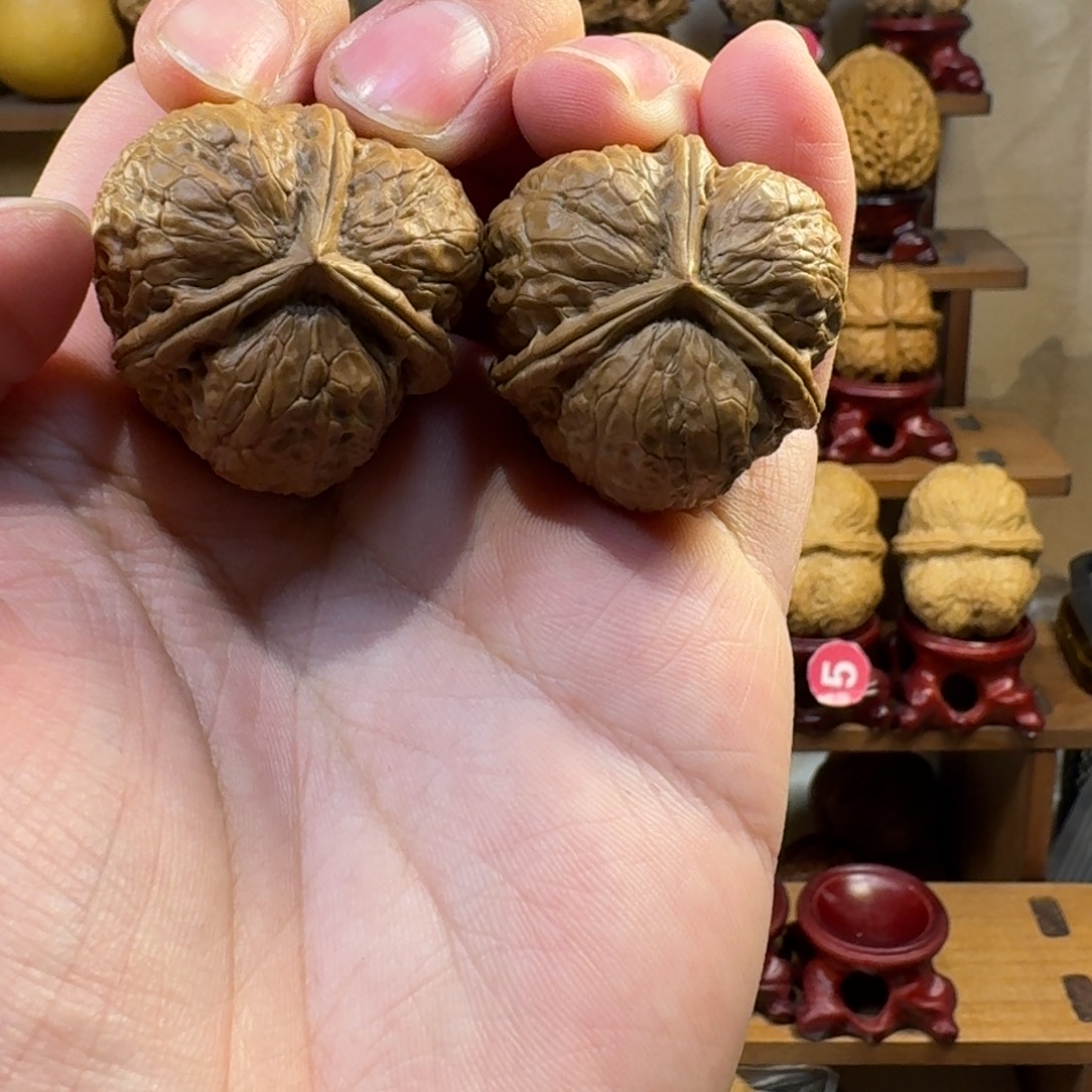 给***啊铁核桃把件七星三棱奔驰