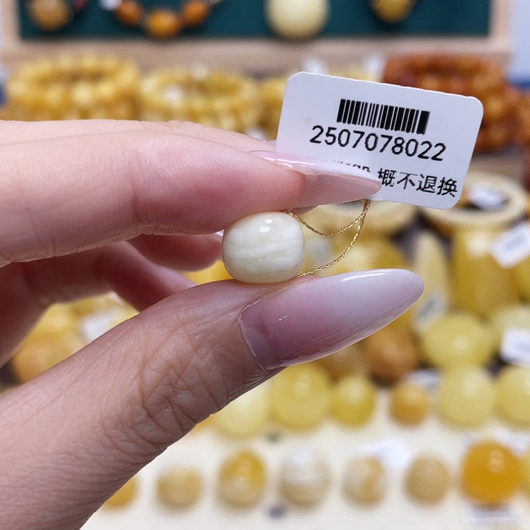 蜜蜡未镶嵌珠宝奇石10.4*9.1mm瑕疵