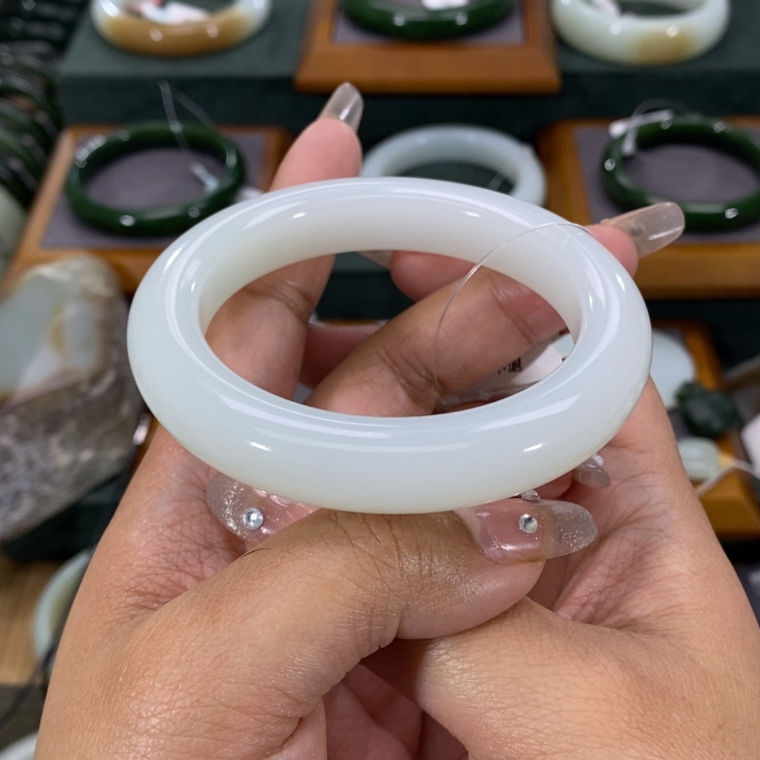 和田玉手镯未镶嵌