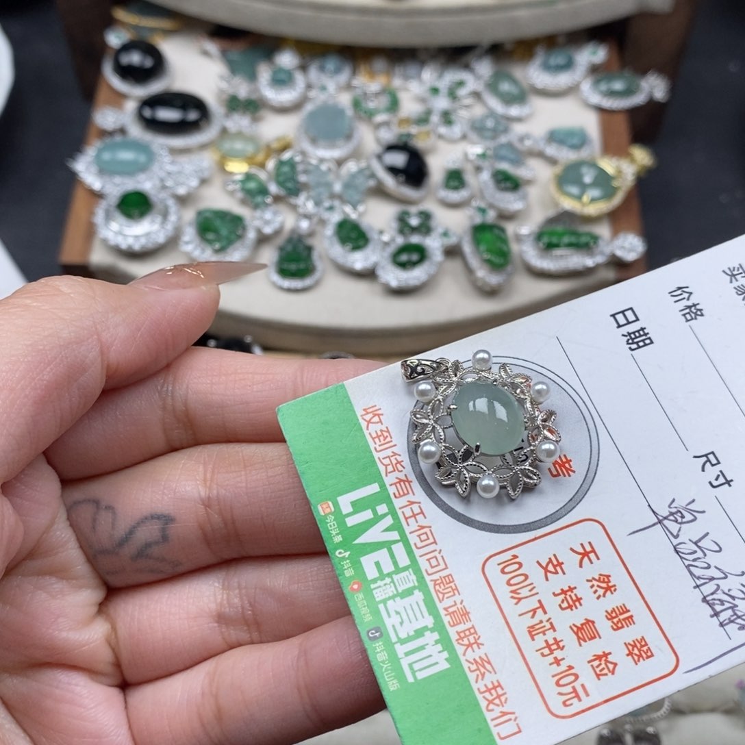 翡翠颈饰未镶嵌翡翠