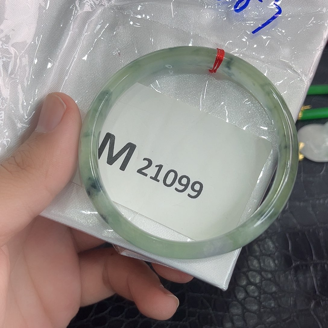 翡翠手镯未镶嵌多样性