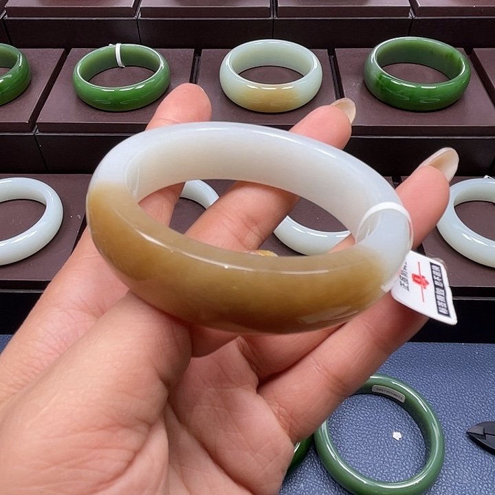 和田玉未镶嵌手镯