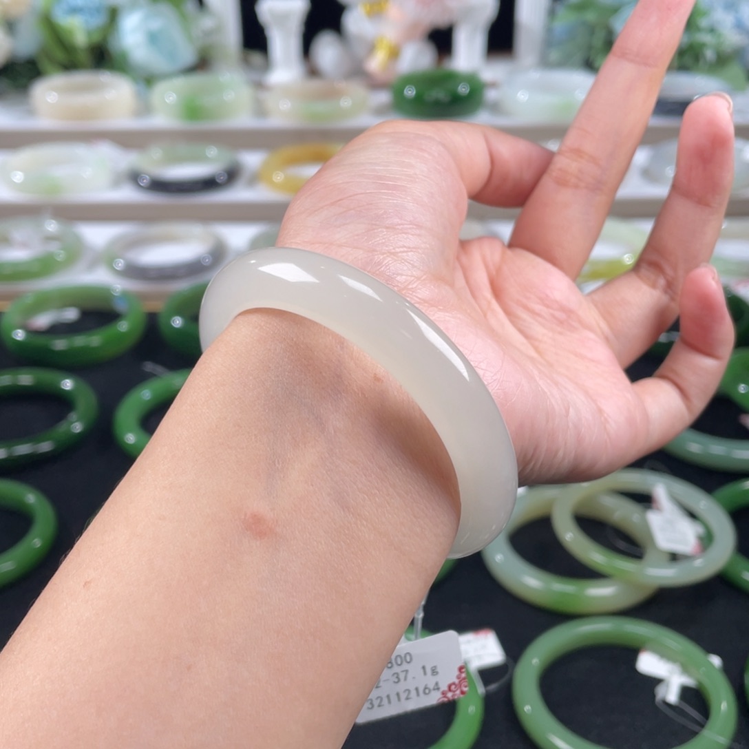 莫***。和田玉未镶嵌手镯青海白冰52mm