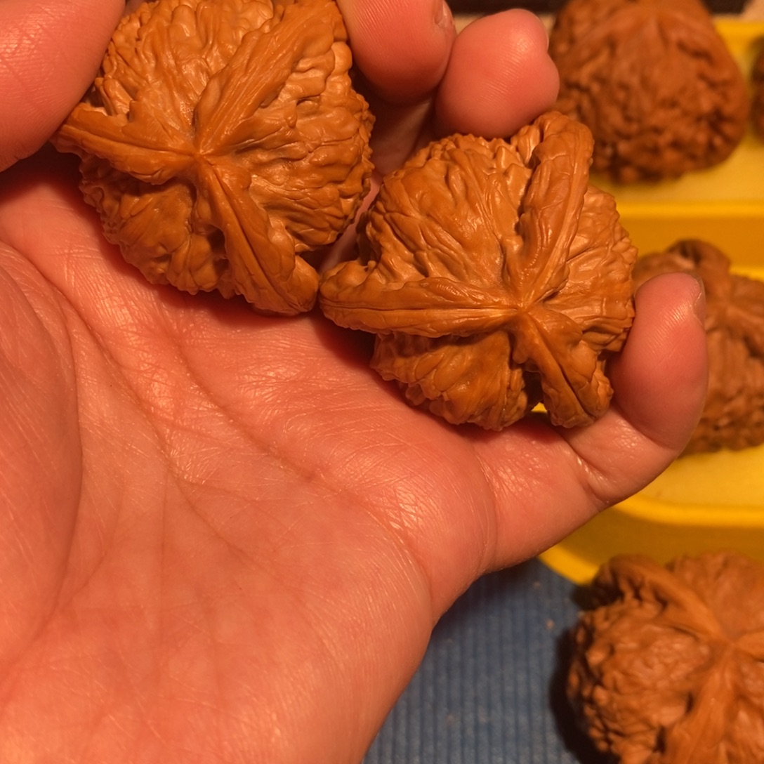 坚***持文玩核桃吊坠白狮子